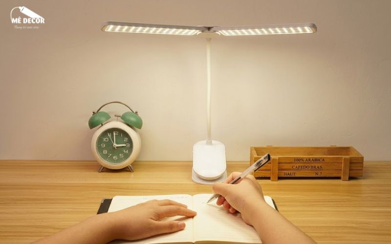 Đèn học kẹp bàn cảm ứng